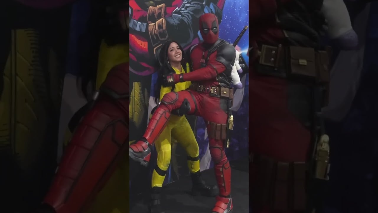 Deadpool e Wolverine no estande da Marvel na Comic Con de San Diego