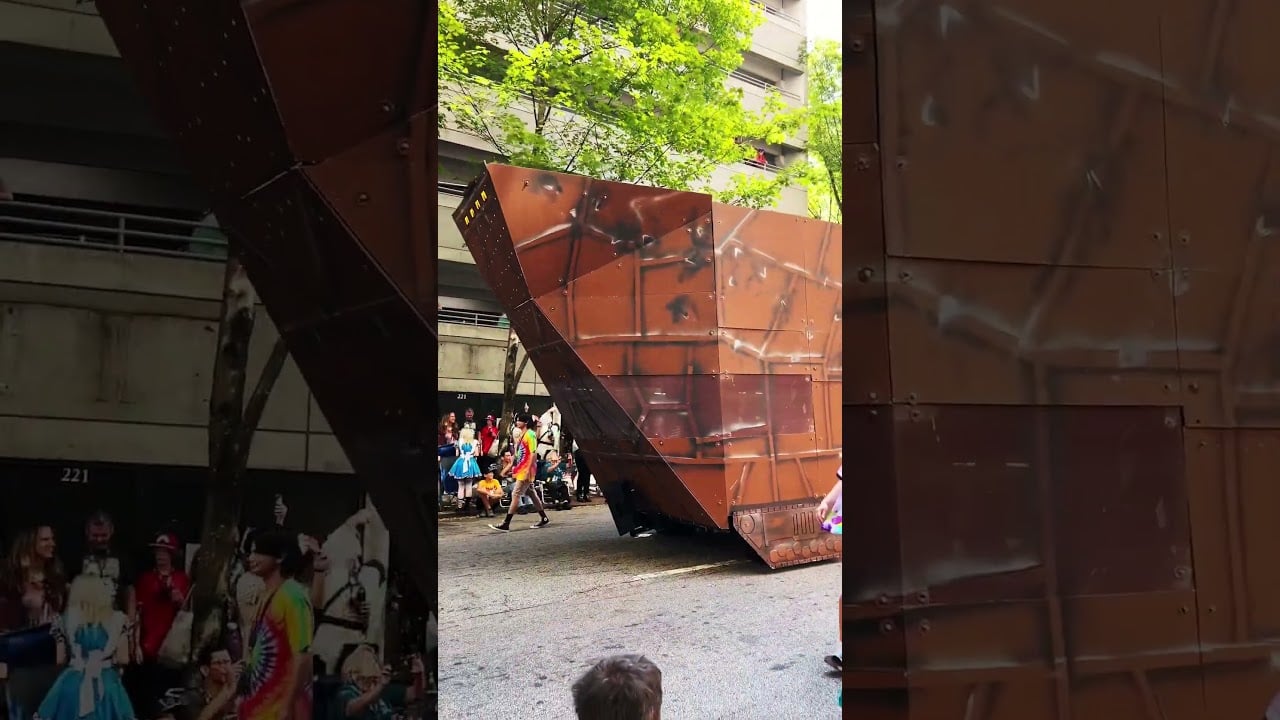 Star Wars Jawas with their Sand-crawler in the DragonCon Parade