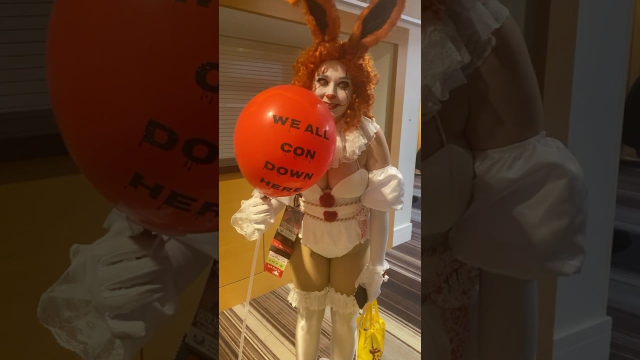 Best Halloween Cistume! Penny wise arrives at Dragon Con 2024! Awesome job! #halloween #shorts