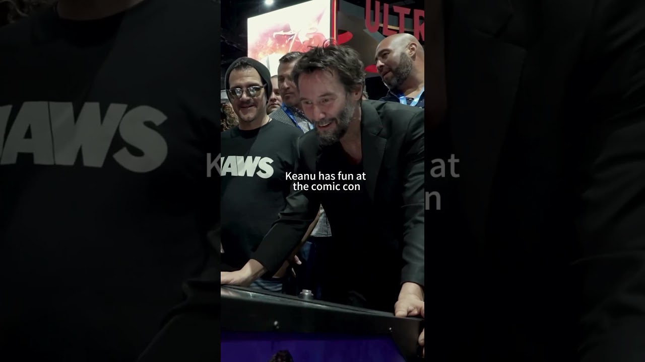 The pinball guy 💙 Keanu Reeves at the San Diego comic con
