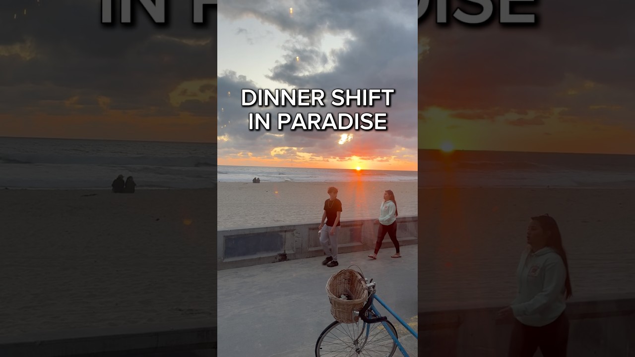 Night shift at a busy restaurant in #pacificbeach 🌅 🍤🍹#restaurantlife #sandiegorestaurants